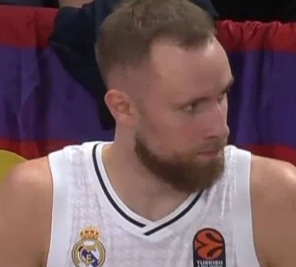 Bizarna situacija tokom derbija Real-Barca: Sudija “istjerao” Džanana Musu s…