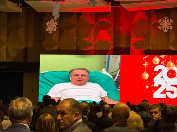 Predsjednik stranke Nermin Nikšić se iz bolnice obratio skupu SDP-a