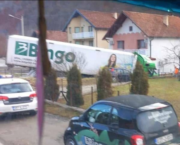 Kamion uletio u dvorište kuće nakon sudara, ima povrijeđenih