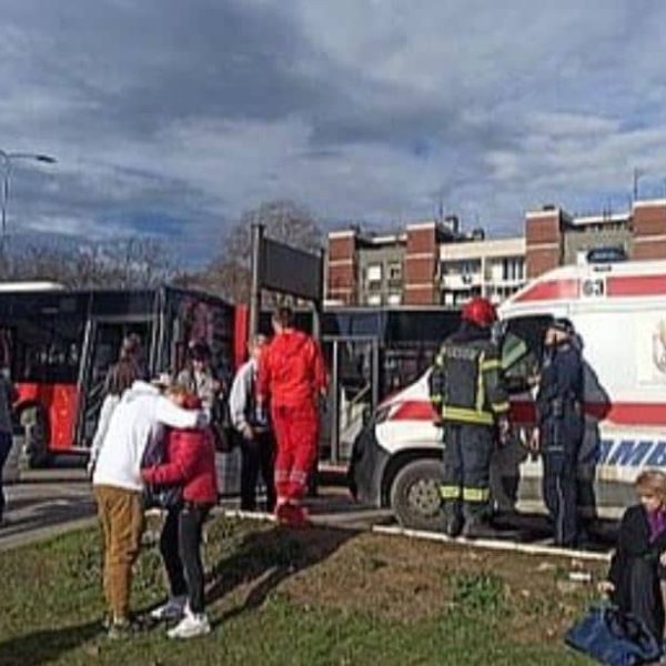 Užas u Beogradu, 20 povrijeđenih nakon što je gradski autobus udario u putnike na stanici pa u drugi autobus