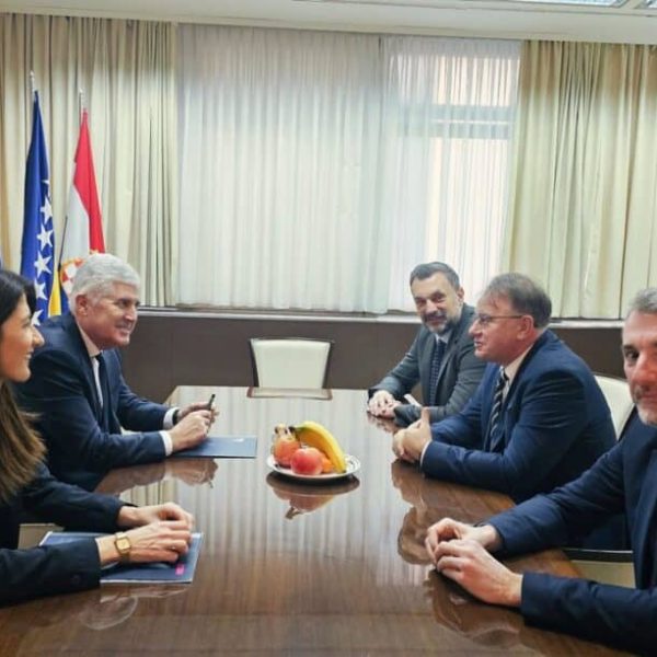 Lica su im baš nasmijana, da li je ovo pao…