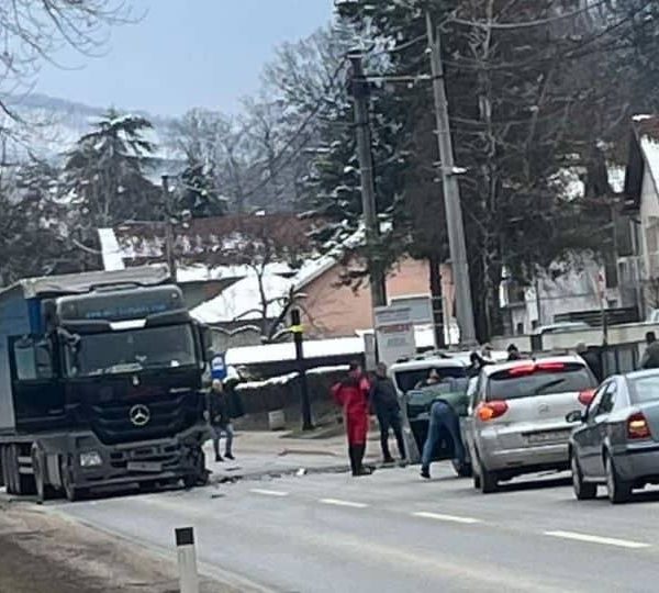 Težak udes kod Doboja, jedna osoba poginula nakon sudara kamiona i automobila