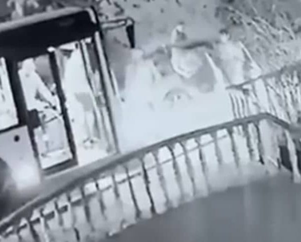 Presreli autobus u BiH i napali vozača, on jednog nokautirao nogom, objavljen snimak