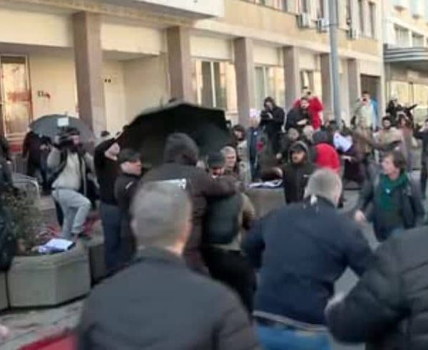 Dok se Vučić bavi Bosnom i Hercegovinom, pogledajte tuču i…