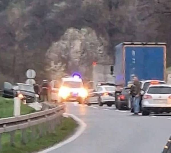 Teška saobraćajna nesreća na magistralnom putu M-17, sudarili se kamion i automobil, dvije osobe povrijeđene