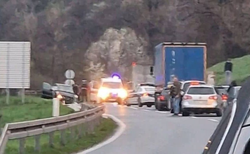 Teška saobraćajna nesreća na magistralnom putu M-17, sudarili se kamion i automobil, dvije osobe povrijeđene
