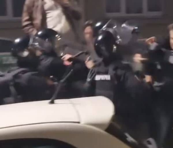 Pogledajte snimak: Studenti u Srbiji blokirali zgradu RTS-a, policija ih brutalno tukla