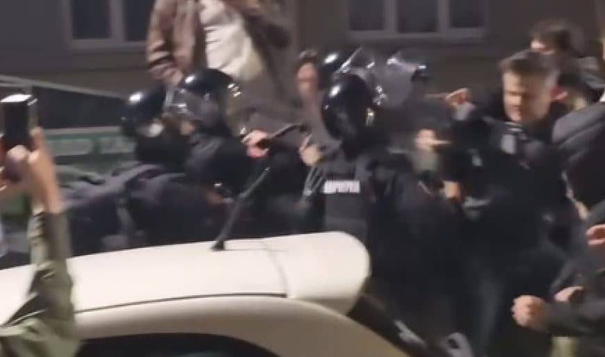 Pogledajte snimak: Studenti u Srbiji blokirali zgradu RTS-a,…