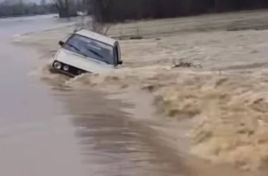 Pogledajte dramatičan snimak iz BiH: Golf 2 zaglavio…