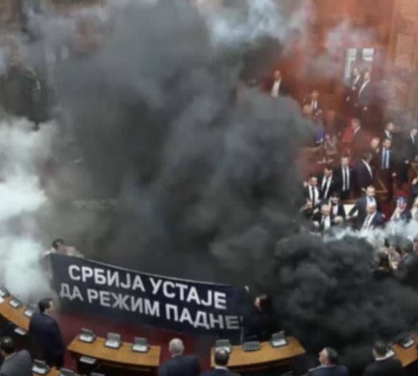 Pojavio se snimak: Ponovo izbio haos u Skupštini Srbije