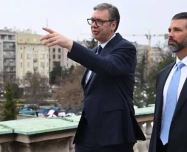 Pogledajte kako je Vučić Trumpovom sinu s balkona pokazivao demonstrante:…