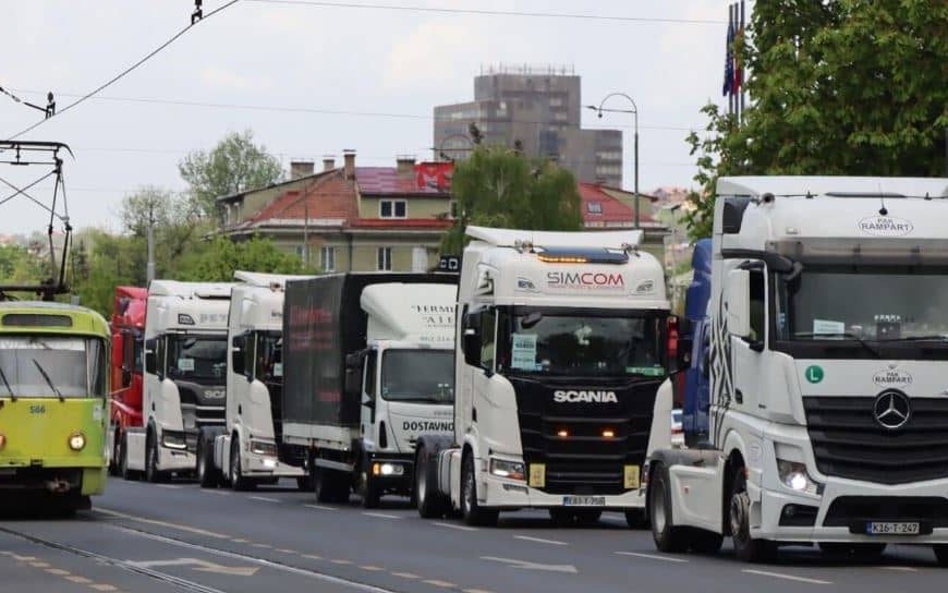Pogledajte snimke, više od 500 vozača kamiona prodefilovalo Sarajevom, moćna kolona poručila: “Dosta je bilo”