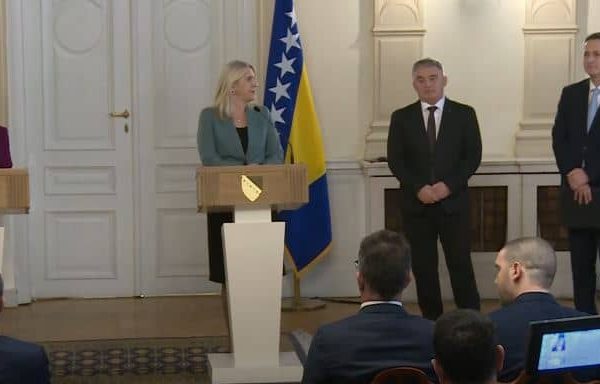 Vidno nervozna Željka Cvijanović se “objašnjavala” visokoj predstavnici EU: “Uhapsi,…