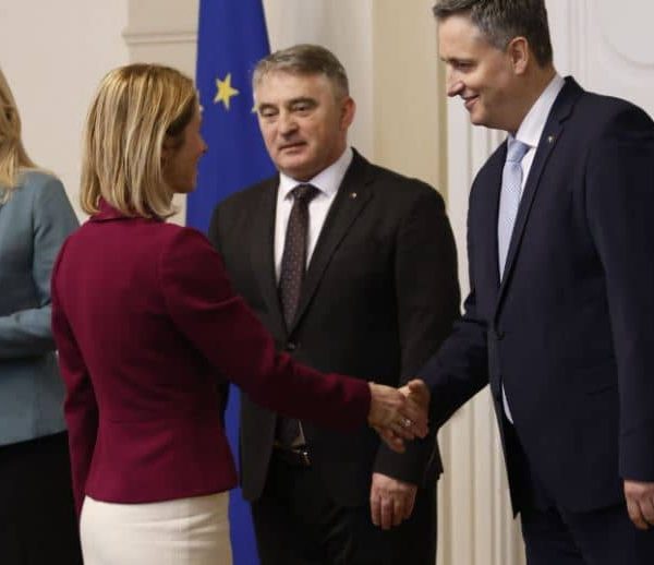 Da li je ovo Željki Cvijanović neugodno? Pogledajte obraćanje iz…