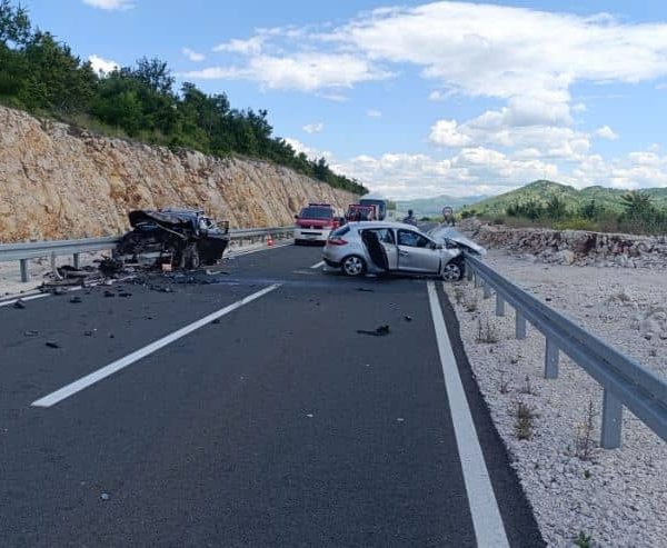 Teška saobraćajna nesreća: Jedna osoba poginula, druga podlegla na putu…