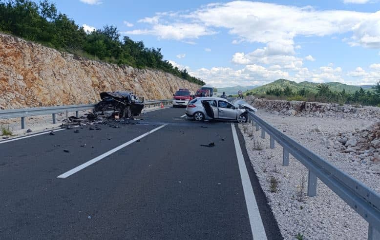 Teška saobraćajna nesreća: Jedna osoba poginula, druga podlegla na putu do bolnice