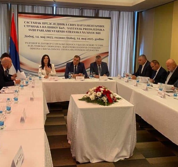 Tragikomično u Doboju: Dodik postavio stolove i ceduljice, servirao piće…