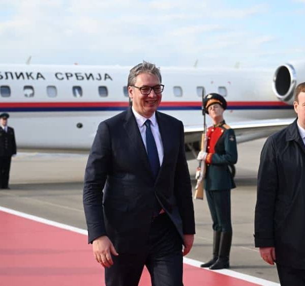 Nakon što je prinudno sletio, Vučić stigao u Moskvu i odmah se oglasio