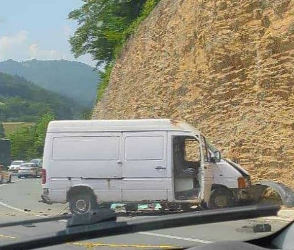 Tragična saobraćajna nesreća: Težak lančani sudar, jedna osoba poginula