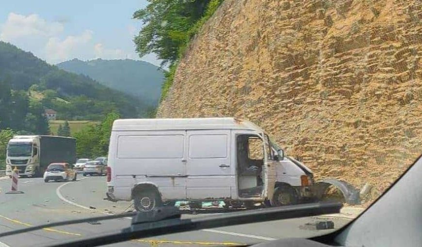 Tragična saobraćajna nesreća: Težak lančani sudar, jedna osoba poginula