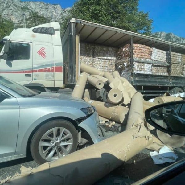 Ispao teret iz kamiona na magistralnom putu M-17, vozila ovim…