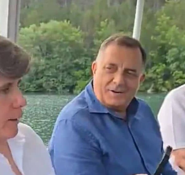 Kakav “neugodnjak”: Milorad Dodik i Rod Blagojević zapjevali “Tamo daleko”,…