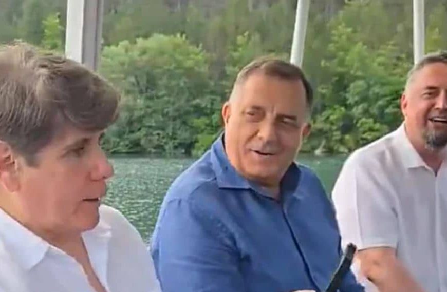 Kakav “neugodnjak”: Milorad Dodik i Rod Blagojević zapjevali “Tamo daleko”, bivši osuđenik morao čitati tekst s mobitela