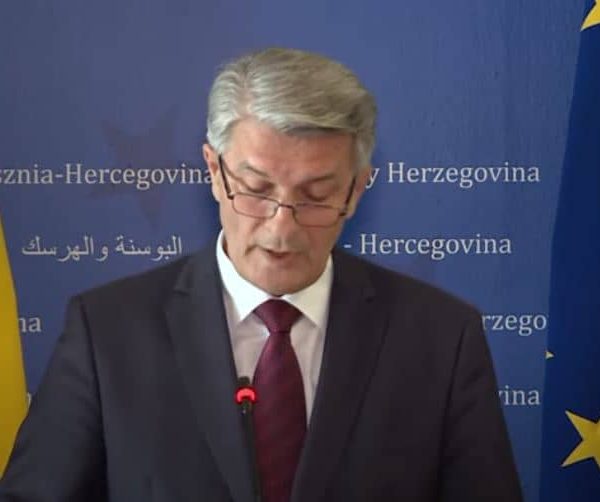 Pogledajte snimak: Šemsudin Mehmedović jednim potezom izazvao politički potres u…