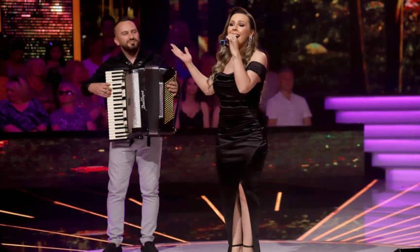 Bosanka sevdalinkama “zakucala” u finalu Zvezda Granda: I njen muž se pojavio na sceni