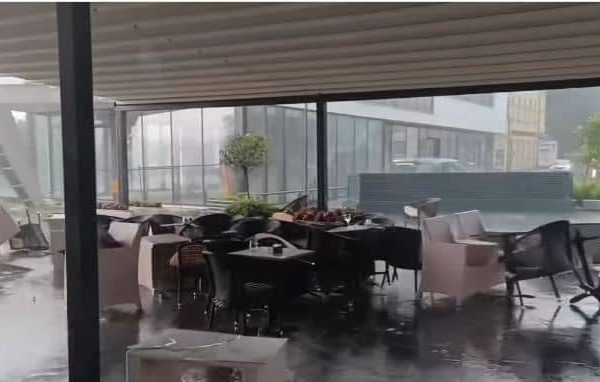 Jako nevrijeme pogodilo bh. grad, vjetar nosio sve pred sobom