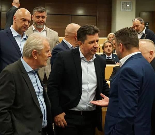 SDA traži da se penzionerima isplati po 700 KM, opisali kao sadaku najavu Vlade…