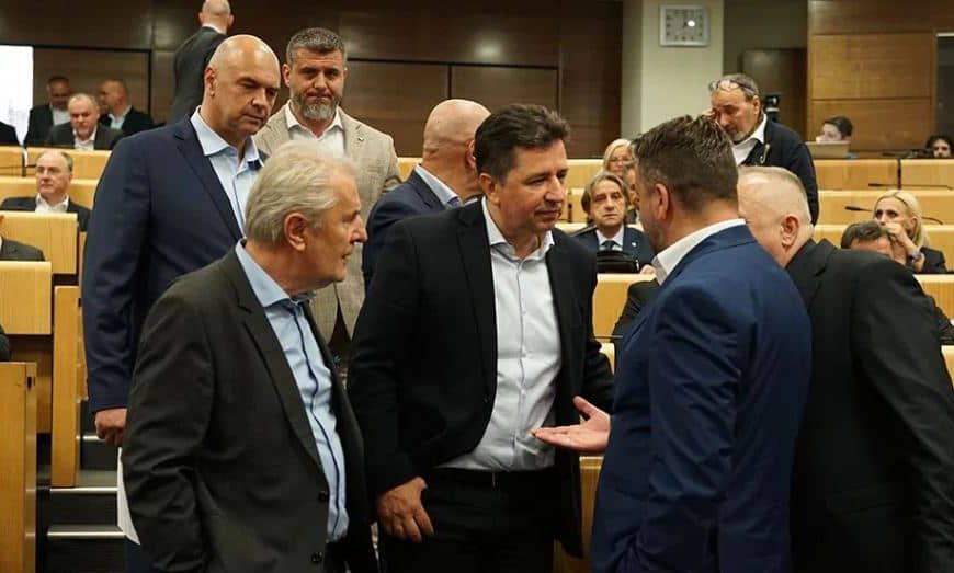 SDA traži da se penzionerima isplati po 700 KM, opisali kao sadaku najavu Vlade FBiH