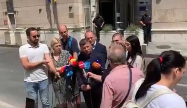 Pogledajte snimak: Nebojšu Vukanovića ispred zgrade Delegacije EU napao muškarac tokom govora