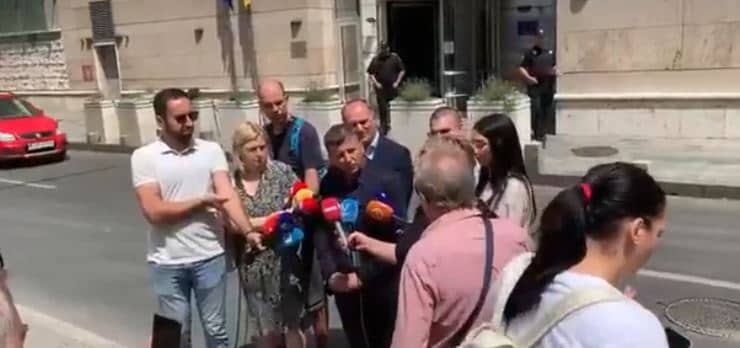 Pogledajte snimak: Nebojšu Vukanovića ispred zgrade Delegacije EU napao muškarac tokom govora