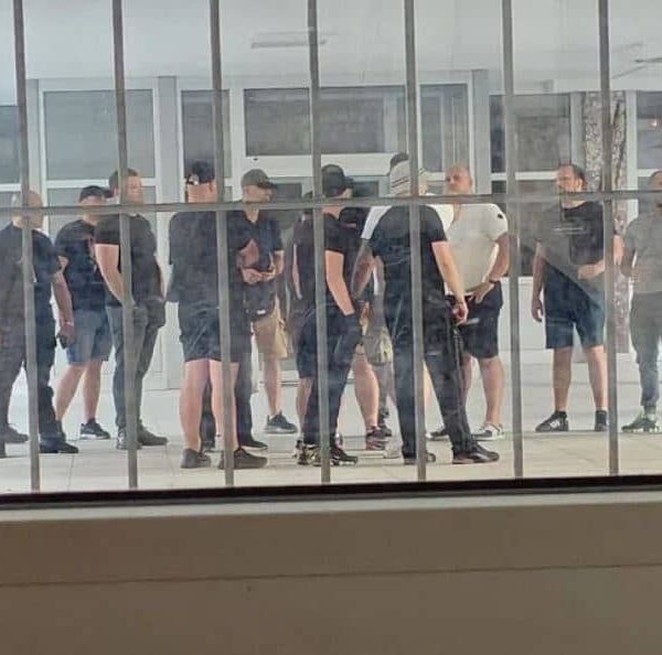 Masovni protesti širom Srbije, pojavili se “Momci u crnom”: “Večeras pucate po šavovima”