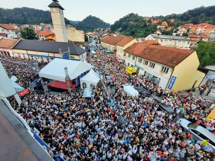 Nevjerovatni prizori: Na hiljade ljudi stiglo na koncert Mahira Mulalića, pobjednika Zvezda Granda