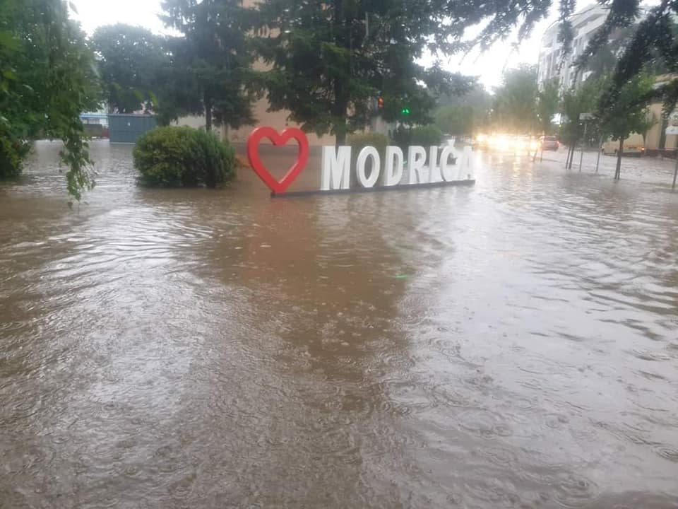 Prolom oblaka izazvao potpuni haos u Modriči, pogledajte fotografije sa lica mjesta