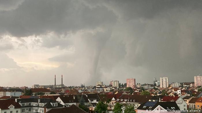 Vrlo rijedak tornado pogodio Češku, oglasila se i ambasadorica BiH Martina Mlinarević: “U ovom teškom trenutku želim izraziti naše duboko suosjećanje i podršku”