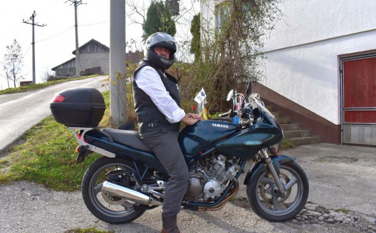 Poznat po ljubavi prema motociklima: Efendija Šiljić iz Mravića u Doboj Jugu nakon 42 godine s punim zaslugama ispraćen u penziju