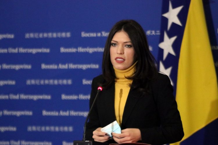 Zastupnica Sanja Vulić iz Doboja odgovorila Šemsudinu Mehmedoviću: “Nije neophodan tekst himne BiH, meni je najbolja moja republika”