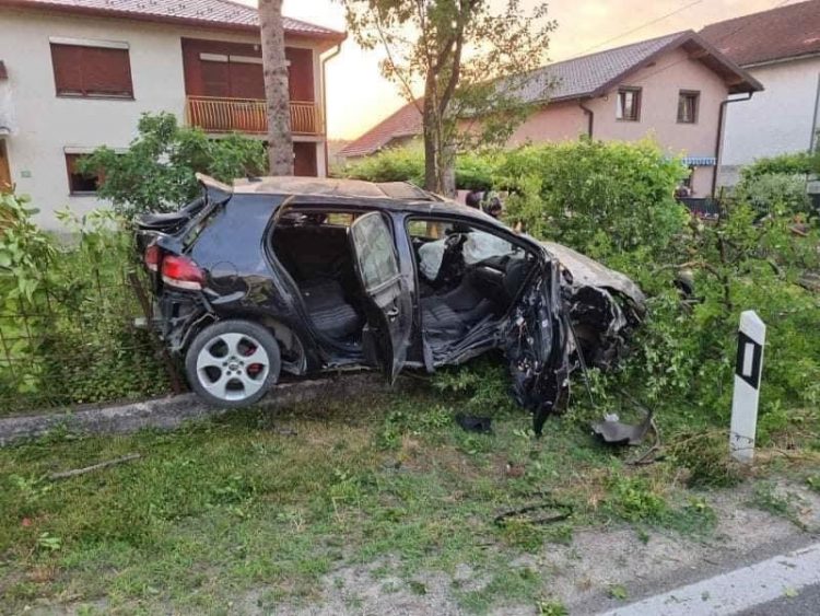 Teška nesreća: Poginuo suvozač, tri putnika povrijeđena