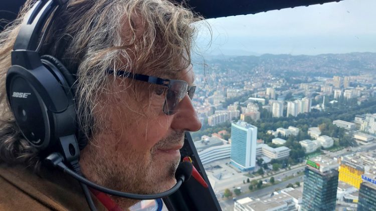 Emir Kusturica u helikopteru iznad Sarajeva, ali ne povodom godišnjice filma “Sjećaš li se Dolly Bell”