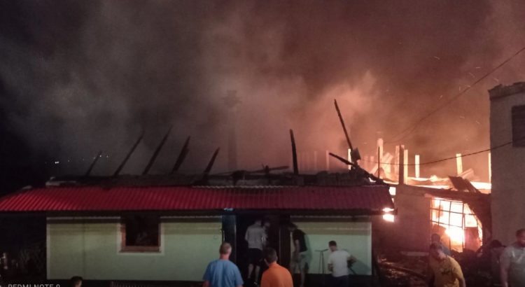 U velikom požaru kod Viteza izgorjela tvornica u kojoj je radilo blizu 100 radnika, velika šteta i oštećenja