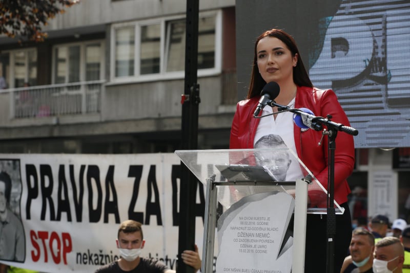 Emotivno obraćanje Arijane Memić na protestima: “Jedan babo, jedan autoprijevoznik je pokazao da je ljubav prema djetetu veća od bilo kakvog bankovnog računa”