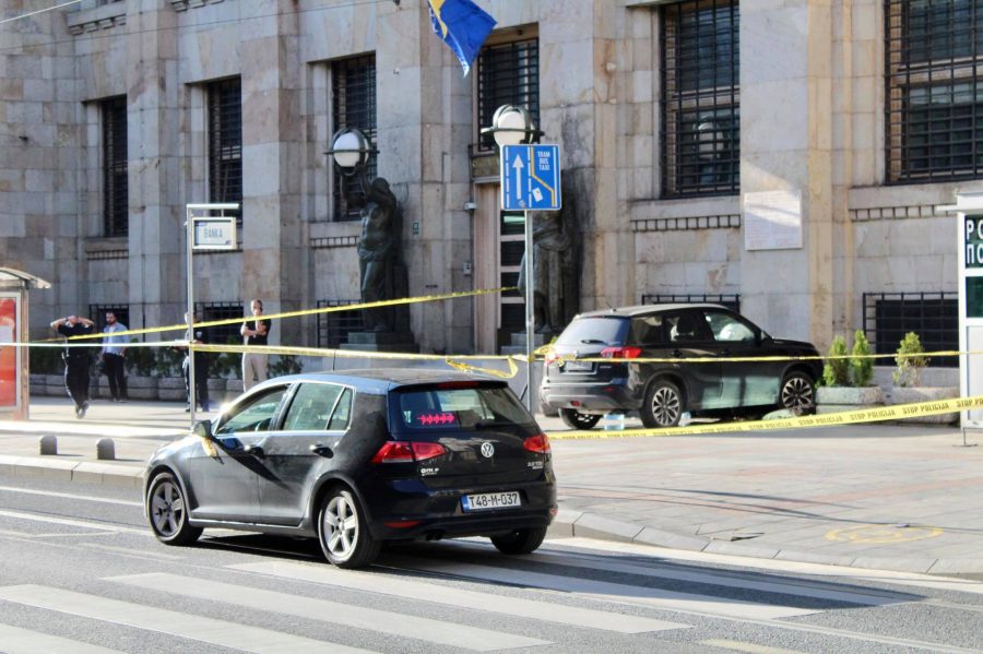 Policija na licu mjesta: Terencem se zabila u zgradu Centralne banke u Sarajevu, povrijeđena dva pješaka