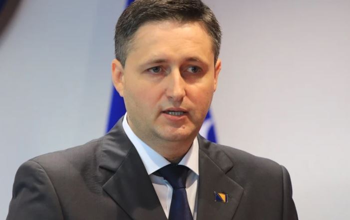 Član Predsjedništva Denis Bećirović uputio poruku: “Oružane snage Bosne i Hercegovine su garant sigurnosti i odbrane naše domovine”
