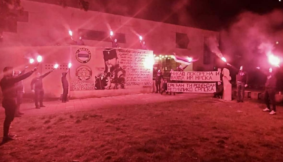 OPASNE PROVOKACIJE IZ RS Ispred murala četničkog vojvode Radovana Radovića, zapalili nekoliko baklji