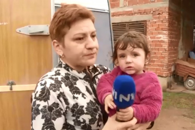 Curica iz potresom razorenog sela tješila mamu tokom razgovora: “Nemoj plakati mama”