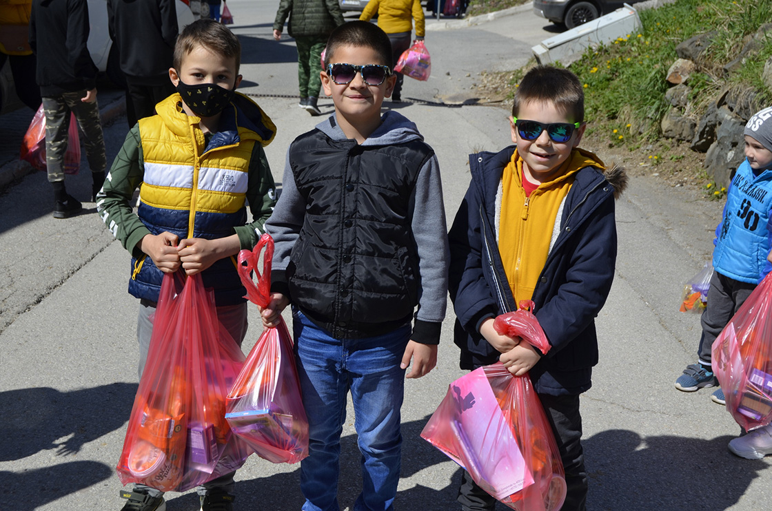 Centar za dijasporu Mreža obradovao djecu školskog i predškolskog uzrasta u Srebrenici i Bratuncu sa paketićima