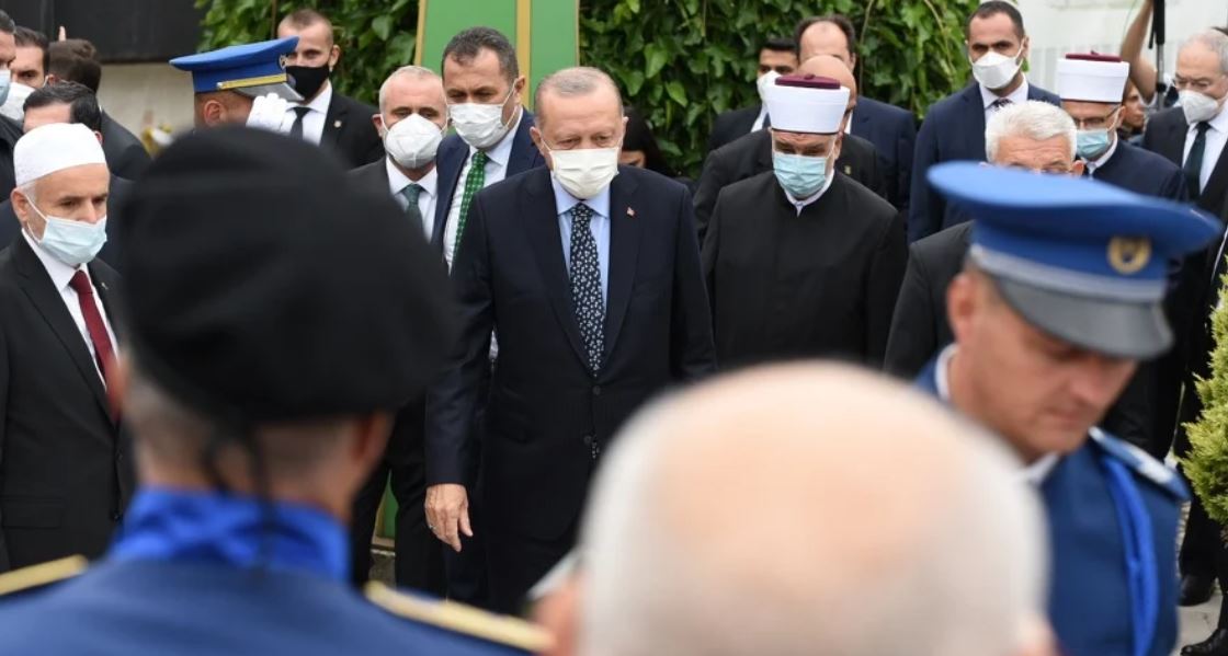 Turski predsjednik Recep Tayyip Erdogan odmah po dolasku u Sarajevo na mezarju Kovači odao počast Aliji Izetbegoviću